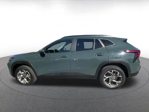 Used 2025 Chevrolet Trax LT FWD image 8