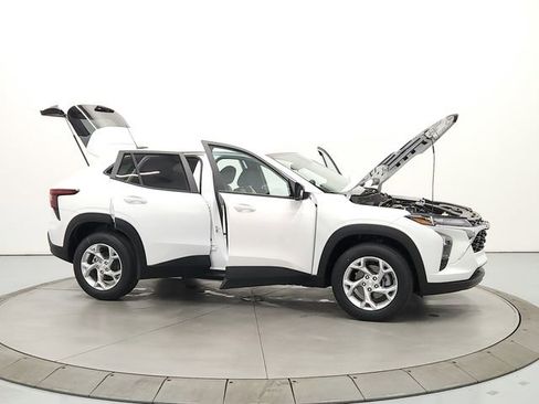 New 2026 Chevrolet Trax LS FWD image 16