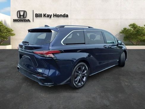 Used 2021 Toyota Sienna XSE w/ XSE Plus Package FWD image 3