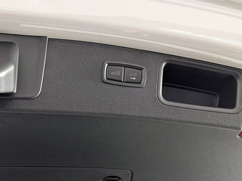 New 2026 Porsche Macan image 18