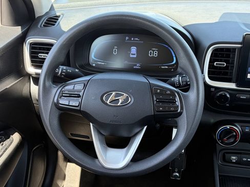 Used 2024 Hyundai Venue SE FWD image 16