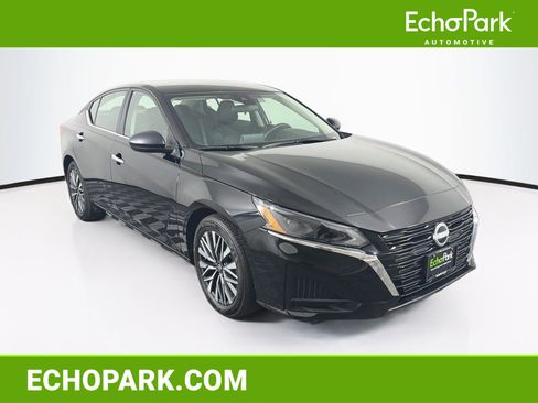 Used 2025 Nissan Altima 2.5 SV FWD image 1