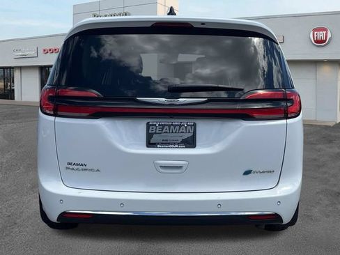 Used 2023 Chrysler Pacifica Touring-L FWD image 6