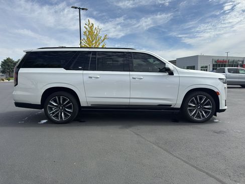 Used 2022 Cadillac Escalade ESV Sport Platinum w/ Heavy-Duty Trailer Package AWD/4WD image 2