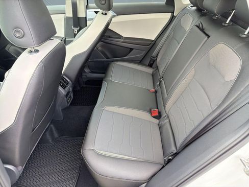 New 2026 Volkswagen Taos SE FWD image 15