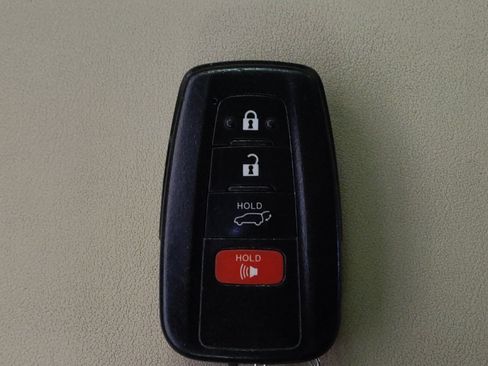 Used 2021 Toyota Highlander XLE FWD image 31