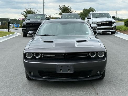 Used 2019 Dodge Challenger SXT w/ Driver Convenience Group RWD image 8