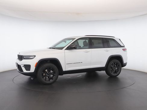 New 2025 Jeep Grand Cherokee Altitude image 40