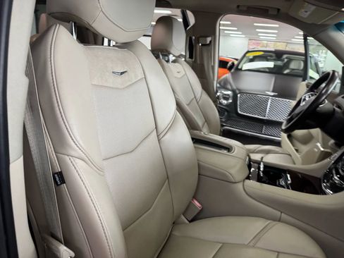 Used 2015 Cadillac Escalade Luxury image 13