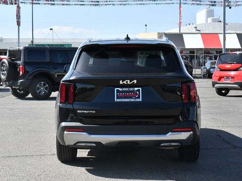 Used 2024 Kia Sorento S FWD image 7