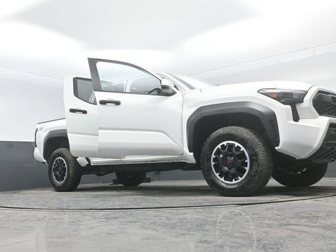Used 2024 Toyota Tacoma TRD Off-Road AWD/4WD image 31