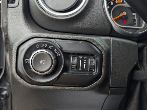 Used 2019 Jeep Wrangler Unlimited Sahara w/ Cold Weather Group AWD/4WD image 22