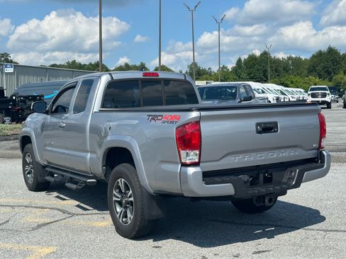 Used 2017 Toyota Tacoma TRD Sport w/ Tow Package (A/T) AWD/4WD image 9