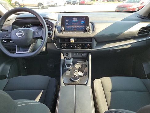 Used 2025 Nissan Rogue S image 8