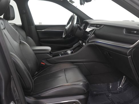 Used 2022 Jeep Grand Cherokee Overland w/ Advanced Protech Group III image 14