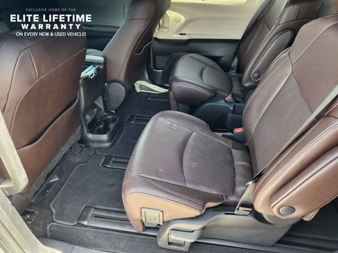 Used 2024 Toyota Sienna Platinum FWD image 30