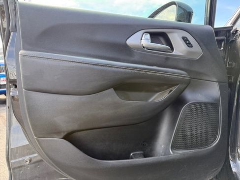 Used 2025 Chrysler Pacifica Select image 25