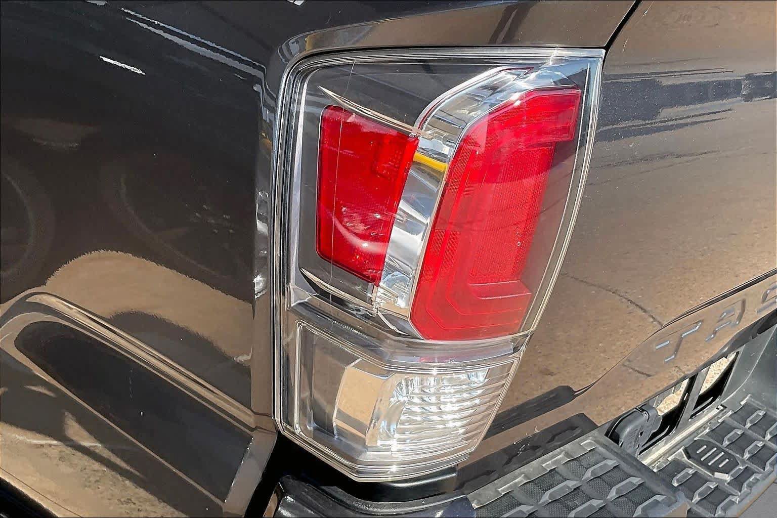 Used 2020 Toyota Tacoma TRD Sport w/ Technology Package AWD/4WD image 28