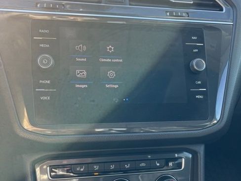 Used 2018 Volkswagen Tiguan SEL Premium image 38