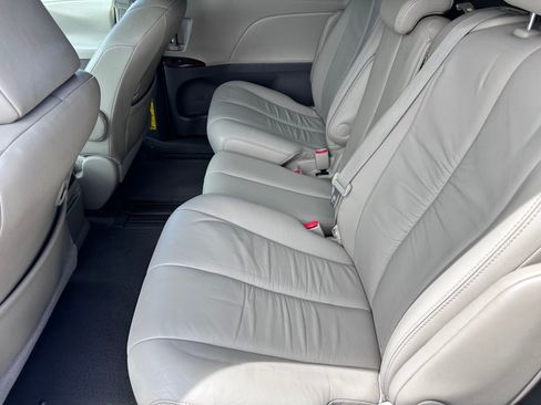 Used 2011 Toyota Sienna XLE FWD image 6