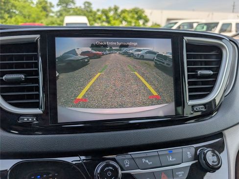 Used 2024 Chrysler Pacifica Touring-L FWD image 28