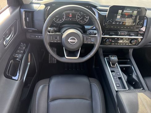 Used 2025 Nissan Pathfinder SL FWD image 15