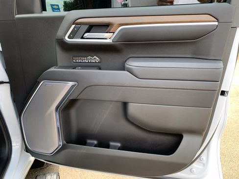 Used 2025 Chevrolet Silverado 1500 High Country AWD/4WD image 51