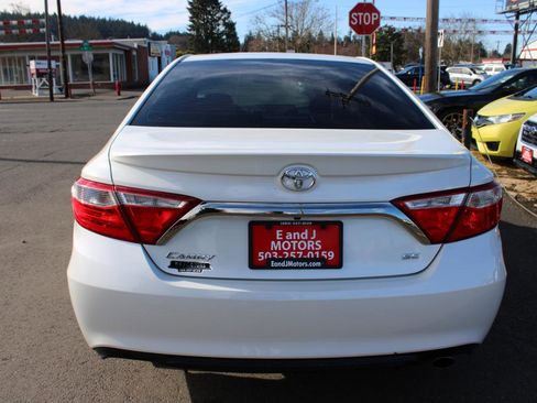 Used 2015 Toyota Camry SE w/ Moonroof Package image 5