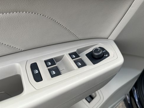 Certified 2023 Volkswagen Atlas SEL R-Line AWD/4WD image 19