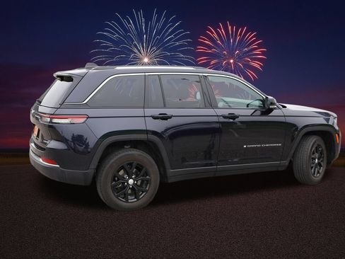 Used 2024 Jeep Grand Cherokee Limited w/ Luxury Tech Group II AWD/4WD image 4