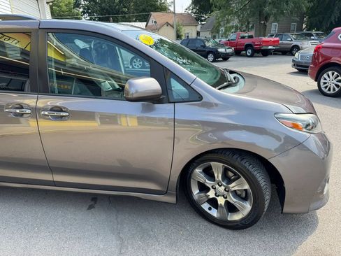Used 2015 Toyota Sienna SE w/ SE Preferred Package FWD image 11
