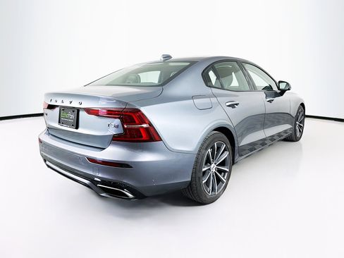 Used 2021 Volvo S60 T5 Momentum w/ Premium Package image 9
