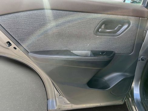 Used 2021 Nissan Rogue S image 11