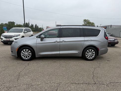 Used 2017 Chrysler Pacifica Touring-L FWD image 2