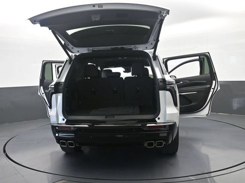 Used 2025 Chevrolet Traverse High Country FWD image 81