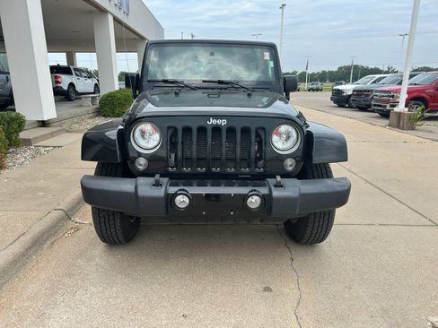 Used 2016 Jeep Wrangler Unlimited Sahara w/ Connectivity Group AWD/4WD image 12