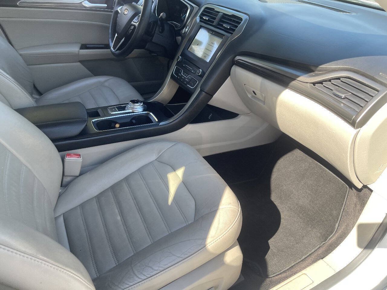 Used 2017 Ford Fusion SE w/ Fusion SE Technology Package AWD/4WD image 24