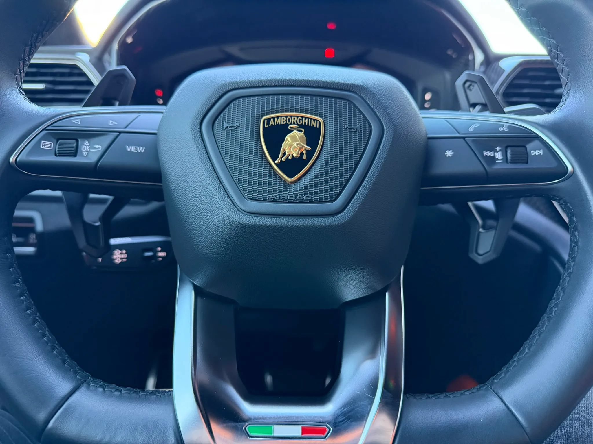 Used 2021 Lamborghini Urus AWD/4WD image 17