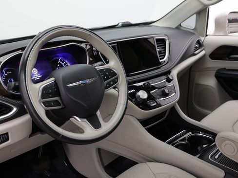Used 2021 Chrysler Pacifica Limited w/ Uconnect Theater Family Group FWD image 15