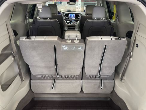 Used 2018 Chrysler Pacifica Touring-L w/ Advanced Safetytec Group image 7