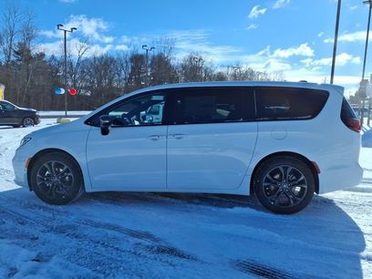 New 2026 Chrysler Pacifica Select