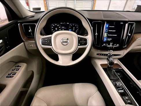 Used 2019 Volvo XC60 T5 Momentum w/ Multimedia Package AWD/4WD image 5