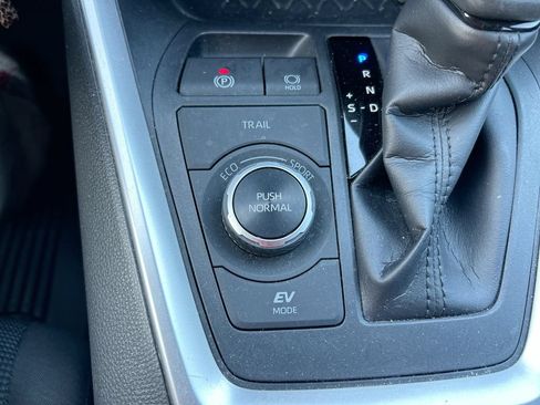 Used 2024 Toyota RAV4 LE AWD/4WD image 32