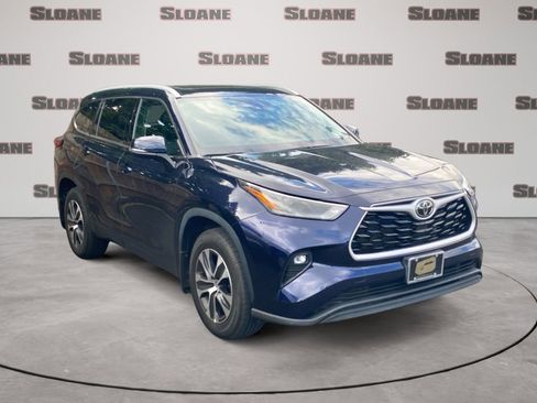 Used 2022 Toyota Highlander XLE AWD/4WD image 2