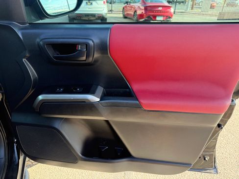 Used 2017 Toyota Tacoma SR5 AWD/4WD image 16