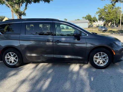 Used 2021 Chrysler Voyager Lxi FWD image 5