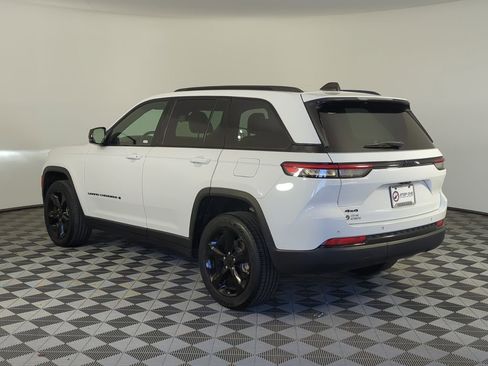 Used 2023 Jeep Grand Cherokee Altitude AWD/4WD image 7