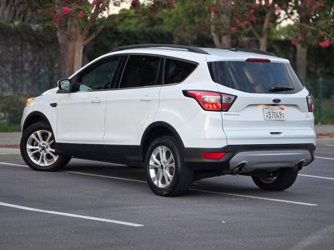 Used 2018 Ford Escape SE FWD image 11