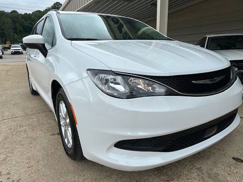 Used 2021 Chrysler Voyager Lxi image 3