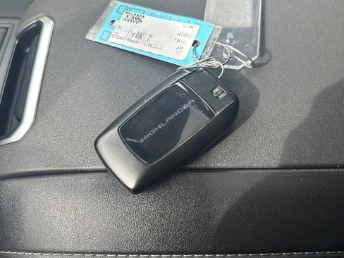 Used 2024 Toyota Highlander XLE image 51